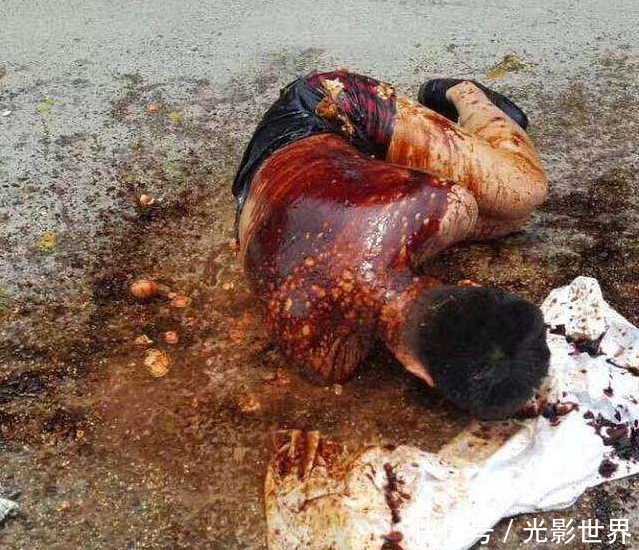 男子狼狈倒地全身污秽不堪,对此还一脸开心,原因让人感到意外