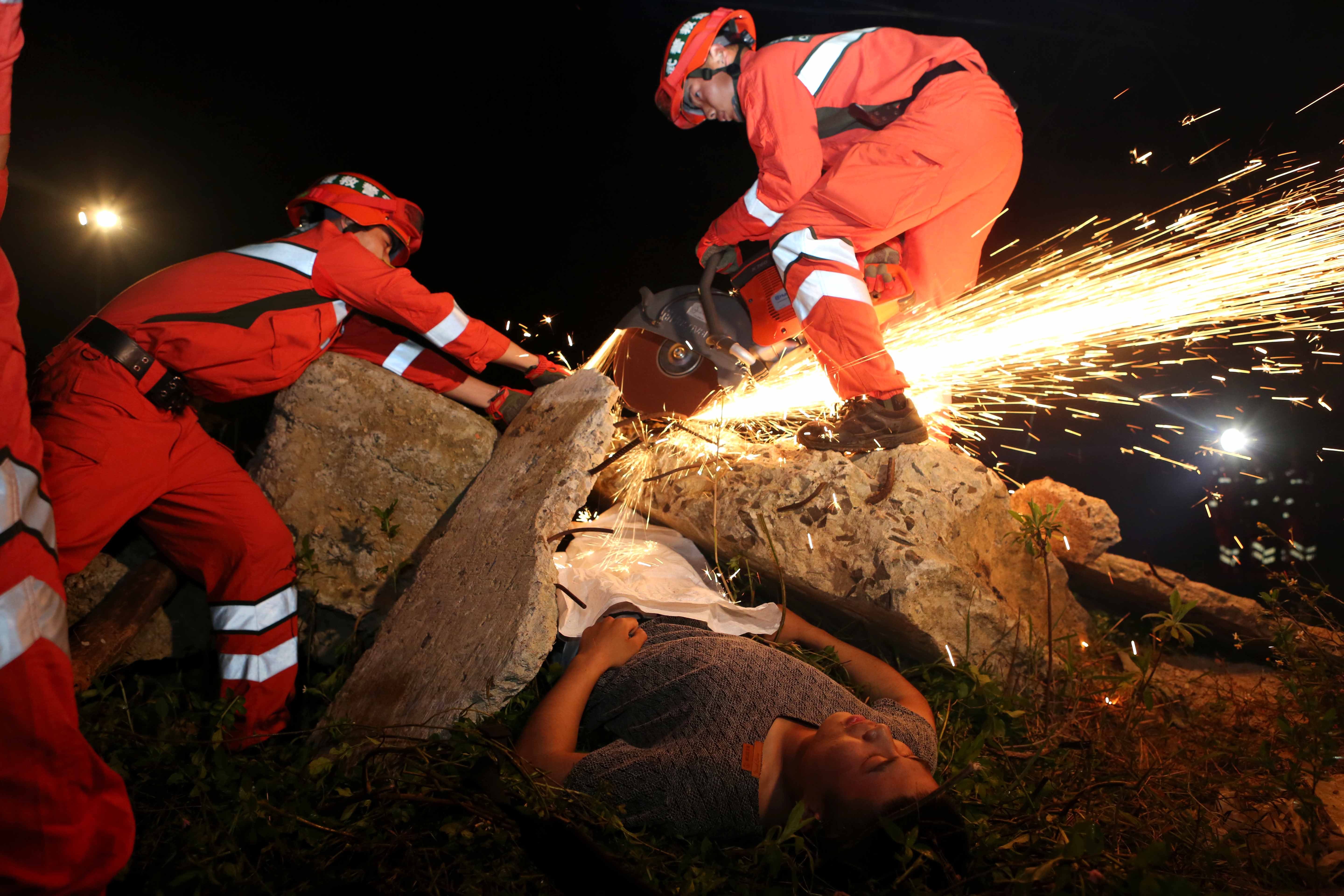 武警海南总队组织抢险救援演练。