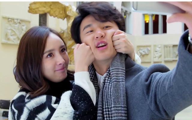 一直都知道黄轩有双小肉手,但是看到电视剧截图,还是被惊讶到了