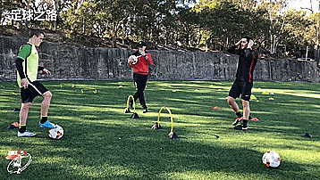 足球基础:几个传接球能力提高训练方法