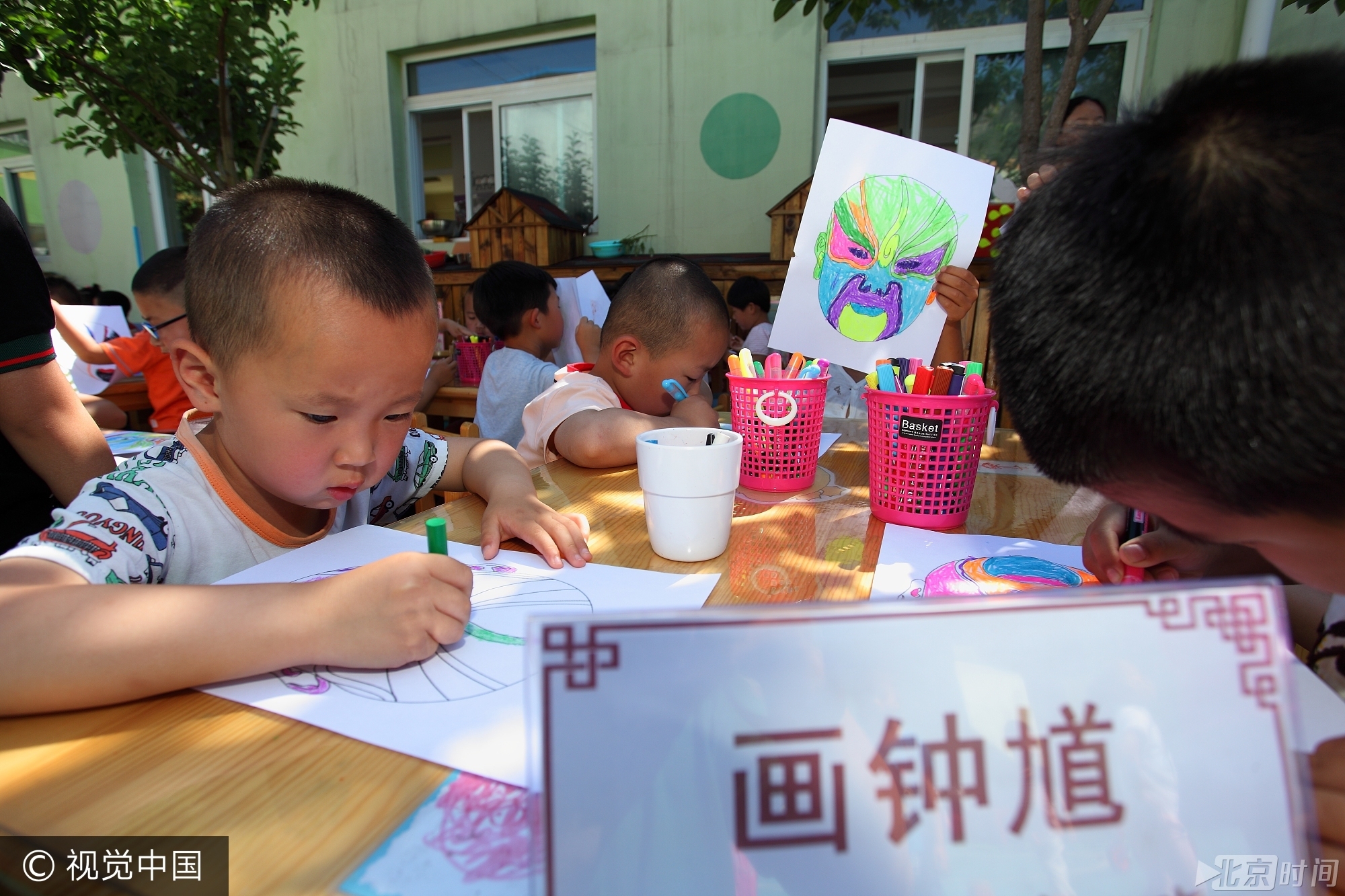 活动现场内容丰富,小孩子们都玩疯了, 孩子们用雄黄酒在小孩脑门上画王字、用艾草编花环、包粽子、制作香囊、画钟馗、赛龙舟等精彩不断, 孩子们的笑声充满着整个校园。