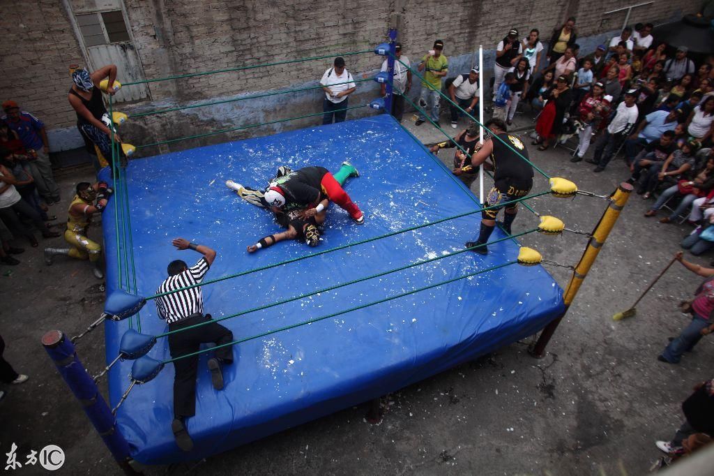 墨西哥的流行女子摔跤比赛,不过习俗有点怪,P