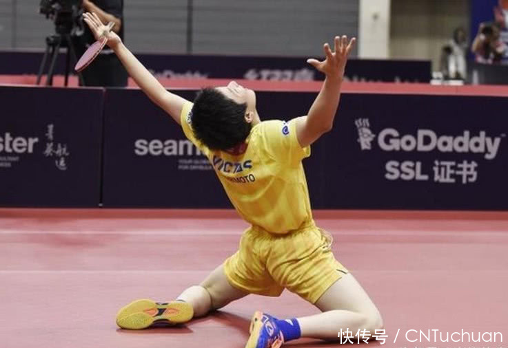 张本智和打败张继科马龙,兴奋地拿手机自拍,他