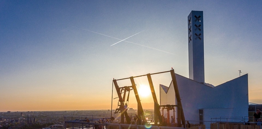 虽然坐拥“欧洲最高”的称号，但这架秋千并非世界第一高度。全球最高的秋千来自美国的拉斯维加斯，它坐落在1150英尺（约350米）的高塔酒店之上，是荷兰这架秋千的3.5倍高。