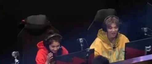 鹿晗关晓彤组队吃鸡,身穿情侣装打情骂俏狂撒