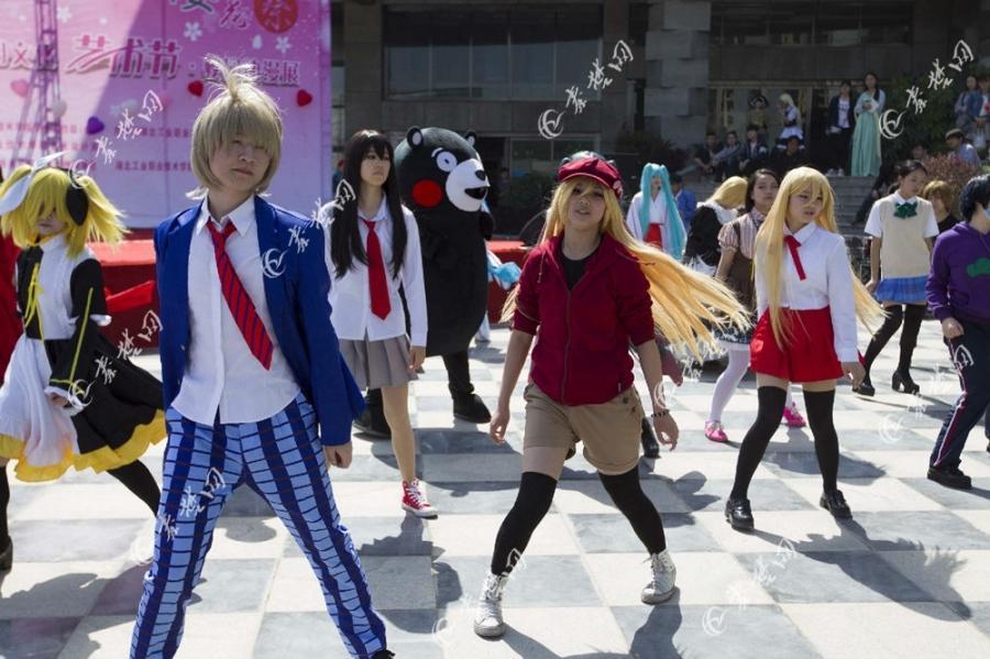 湖北高校举行动漫展 学生cos装扮雷人
