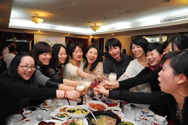 同学会上,他衣着普通被人看不起,散会时服务员