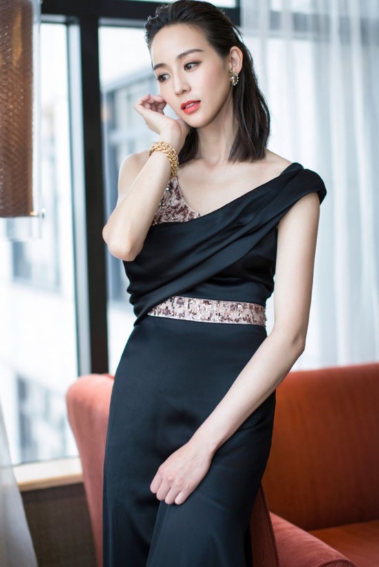 张钧宁亮相上海电视节 被赞双商显羞涩