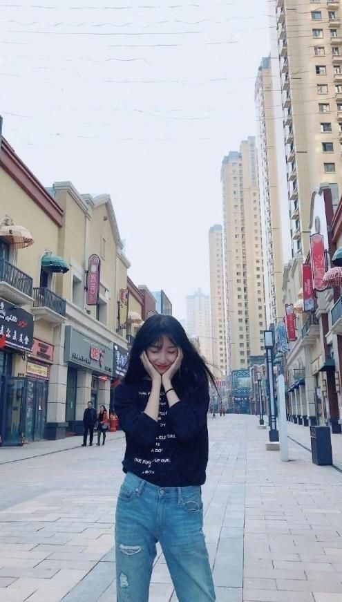 最近爆红的这个女孩，万万没想到真实身份竟然是……