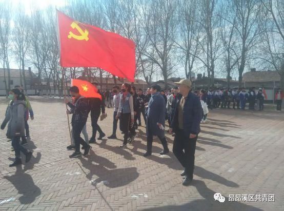 第三小学开展进社区捡垃圾护环境公益活动