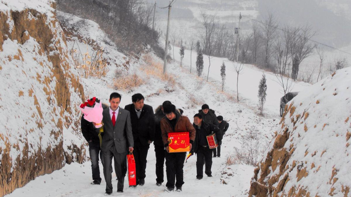 2011年宜君县云梦乡，新郎冒着大雪去接新娘。图片来源：姚忠智/视觉中国