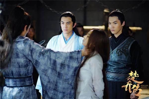 戏中被掐脖子:赵丽颖现双下巴,热巴像难产,杨颖