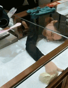 搞笑gif趣图:妹子是怎么卡进去的?