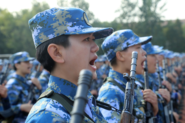 图为新兵在训练。