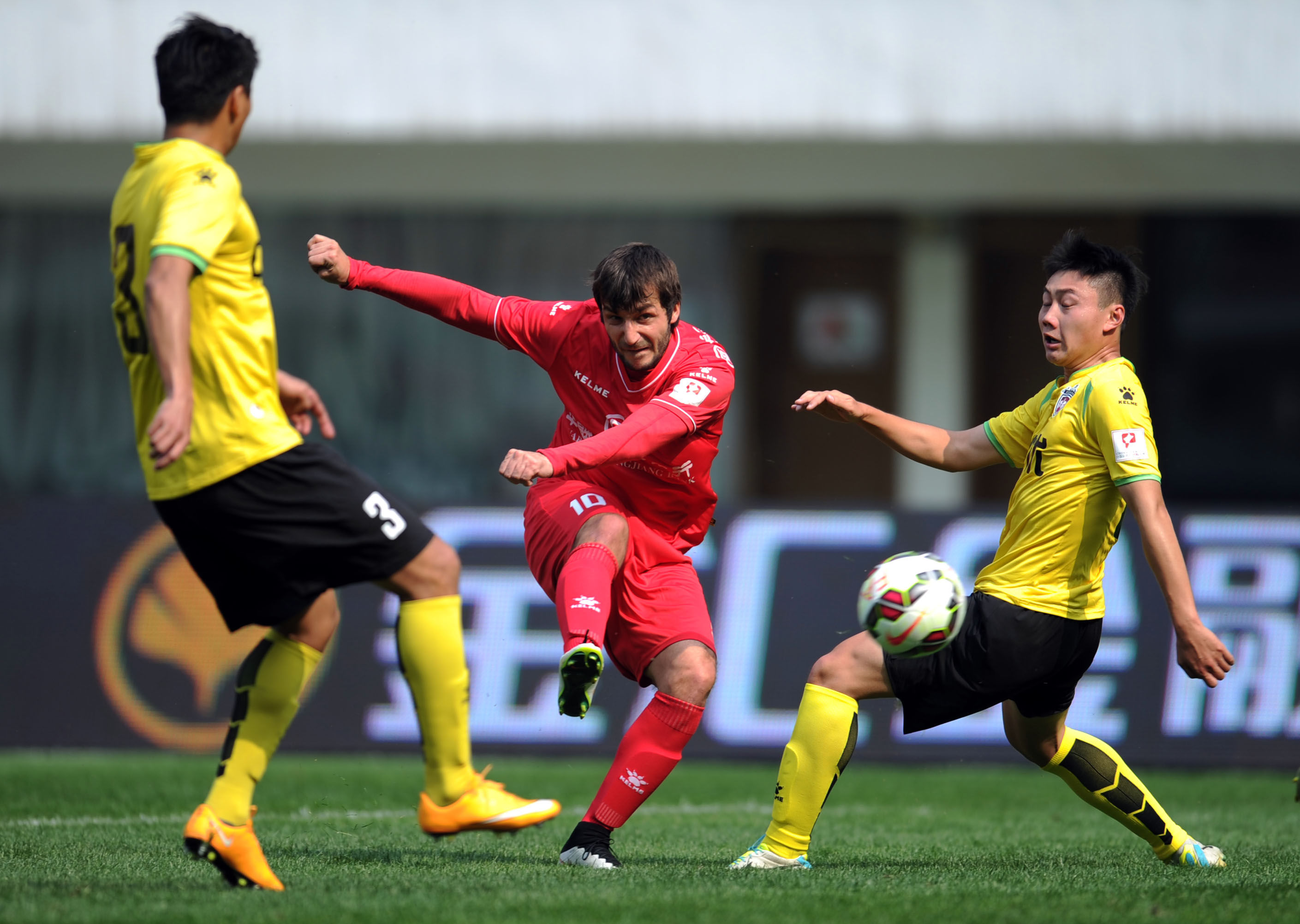 在足球赛中裁判一不小心把球踢进一方的球门,