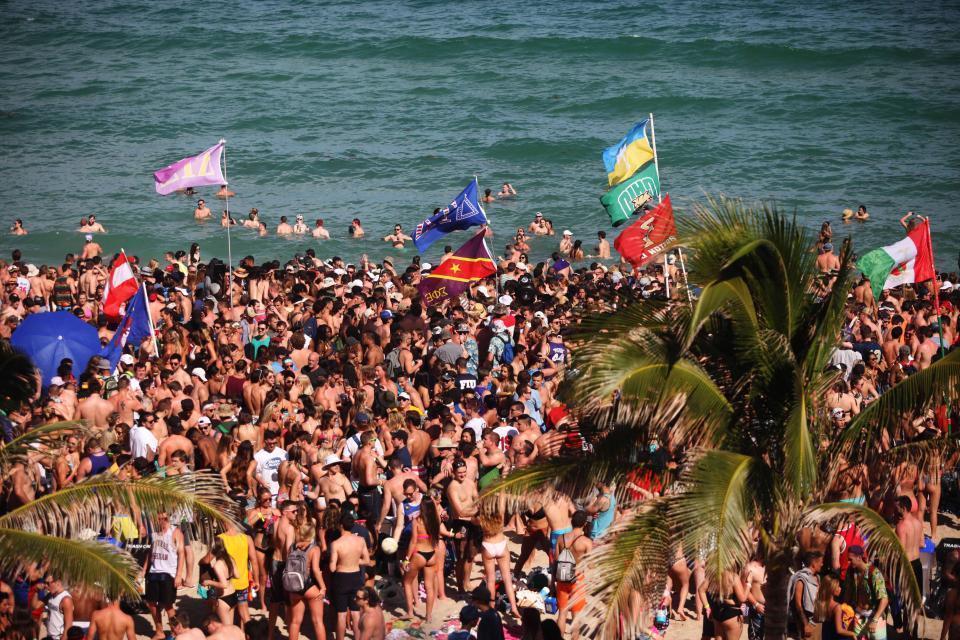 美国男女度假狂欢 海滩辣妹泳装斗艳-北京时间