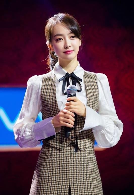 宋茜T恤配皮短裤,非常有范儿!