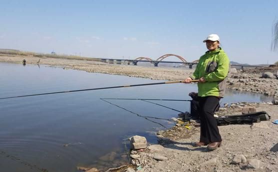 一首打油诗写到了钓鱼人的心里,留言评论更是