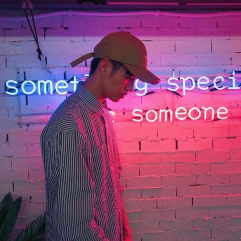 12星座男越来越爱你的表现?双子:油腔滑调变专