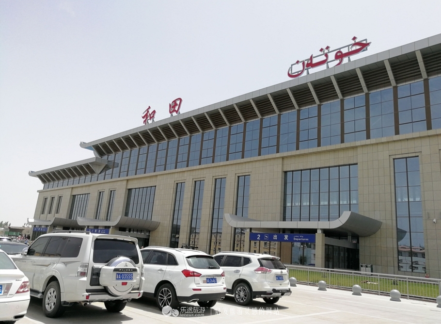 艳阳高照下的和田机场