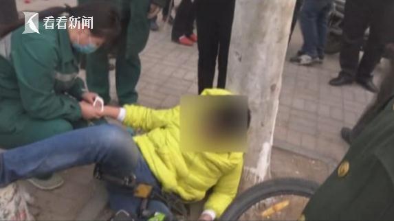 惨!学生骑车被撞倒地 自行车刹车把手插入大腿