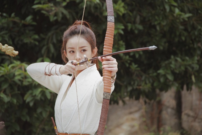 赵丽颖射箭的姿势很标准,网友看了却很担心