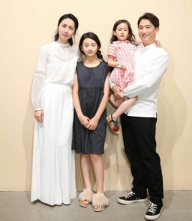 黄磊一家四口国外度假,称留弟弟看家,多多妹妹