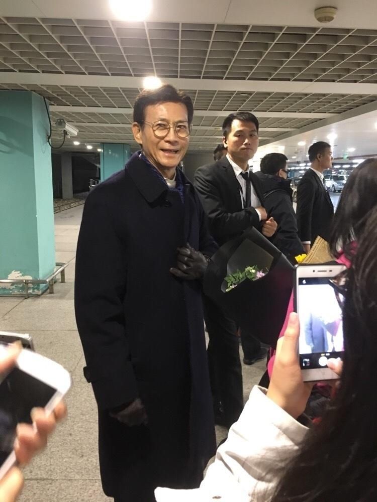 他曾是香港最红男星,年过70却仍似小鲜肉,娶小