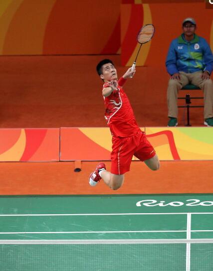 傅海峰扣杀球。