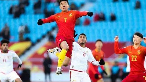 男足集体当众吸烟!网友:中国足球还有希望吗?