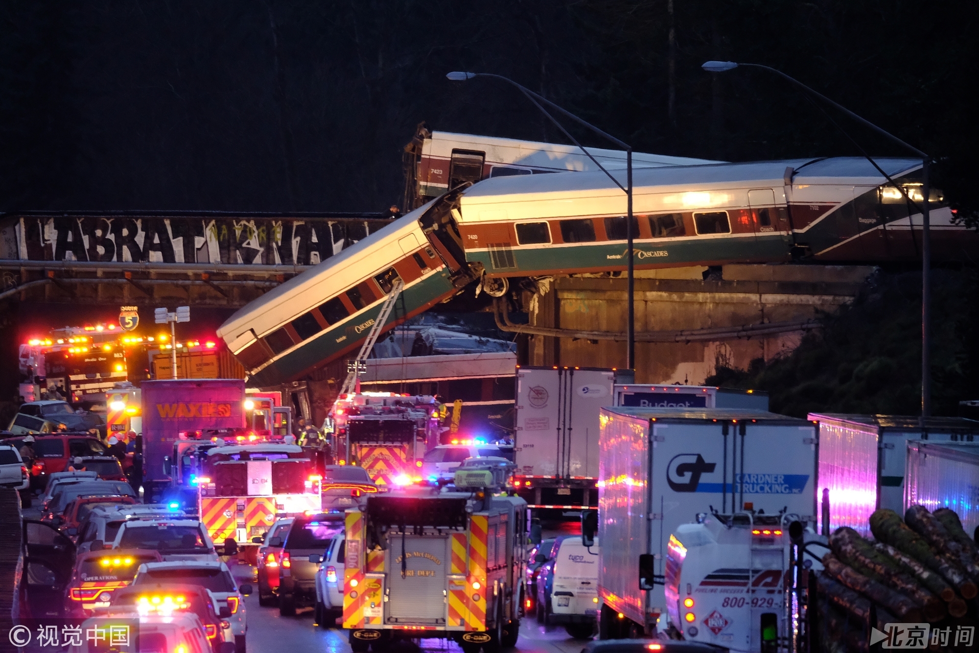 初步报告显示受伤的人包括乘客及列车乘务组人员。美国国铁也发表声明称，华盛顿州西雅图脱轨列车上大约有78名乘客及5名乘务组人员。图/视觉中国