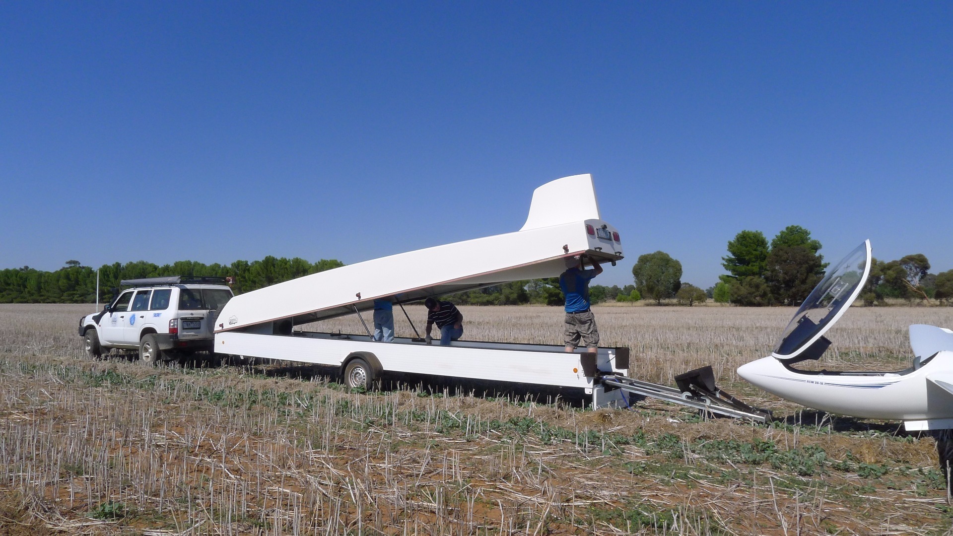 中国滑翔国家队队长杜鹏和队员商广伟演示滑翔机是如何组装的。