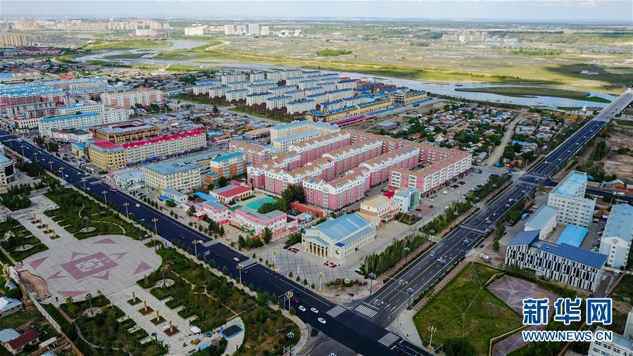 这是航拍的鄂温克族自治旗中心镇街景(7月1日摄)。
  新华社记者 连振 摄