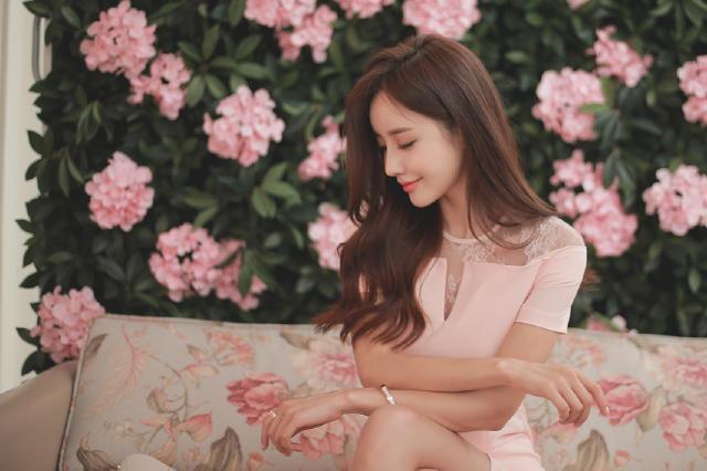 办公室的女秘书实在太性感了!修长圆润的玉腿,活脱脱一个大美人