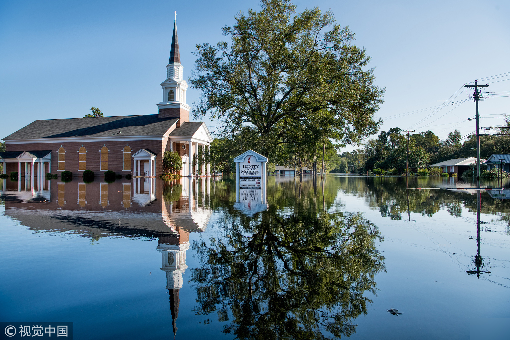 佛罗伦萨袭美后洪水未退 城镇变水乡 佛罗伦萨袭美后洪水未退 城镇变水乡