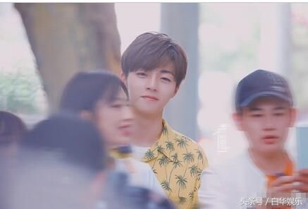 网友上海偶遇高秋梓拍综艺,身边还有陈立农作