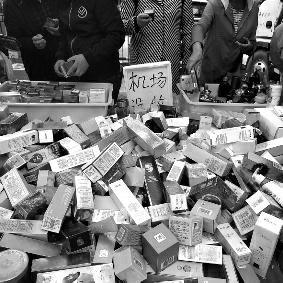 机场扣留物品在早市上甩卖?机场安检人员:假的