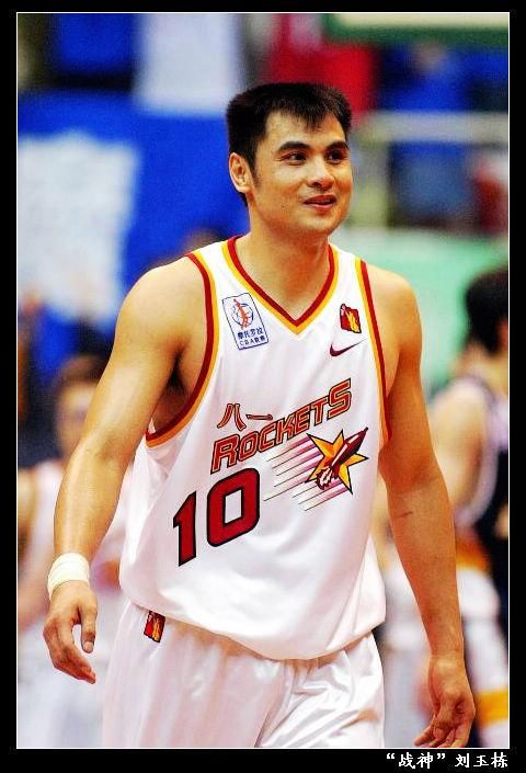 17年前那场男篮斗殴刘玉栋李楠表现出军人战