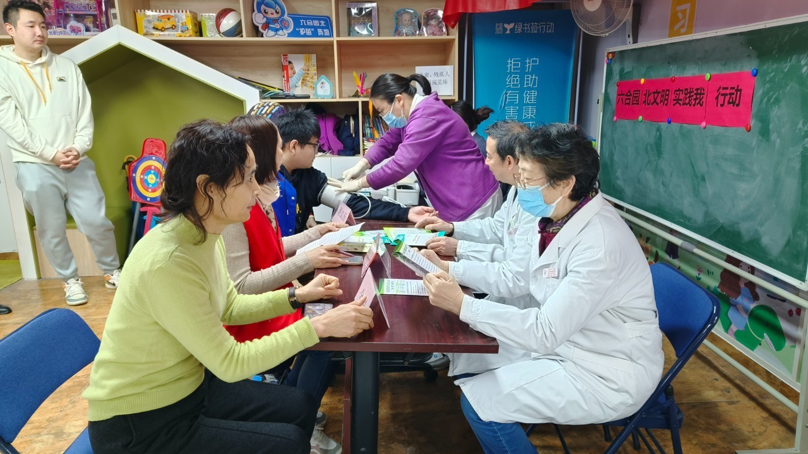 传递榜样力量 石景山鲁谷街道六合园北社区开展学雷锋志愿服务活动