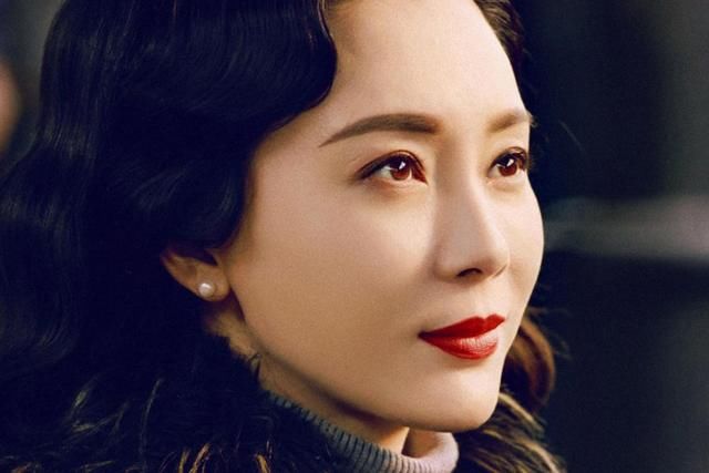 41岁毫无岁月痕迹,陈数身着花裙惊艳亮相,网友