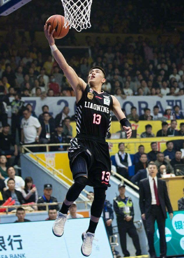 刘铮蹬腿郭艾伦急了!裁判:一个技术犯规一个违体犯规