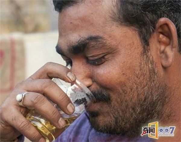 的人们奉牛为神,甚至总统都带头喝起了牛尿!