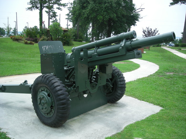 M101榴弹炮:M101是1962年美军更换装备编号系统时对使用M2A1型炮架的M2A1榴弹炮的重命名，同时将使用M2A2炮架的M2A1榴弹炮命名为M101A1。二战时期是美国师属炮兵装备，口径105毫米，最大射程达11公里，也是美军数量最多的轻型榴弹炮。在1940年起生产，在各战场作为师级支援火力大量生产并支援给各盟军使用，其以廉价、设计简便、与火力适中的特性获得炮兵的肯定，其升级版直至今日仍有在部分国家服役。