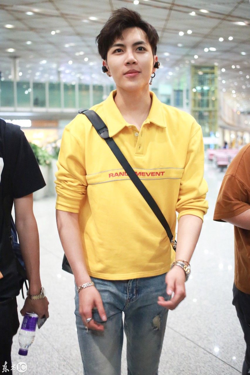 偶像型鲜肉!偶练生秦奋潮范一身潮爆打扮卖