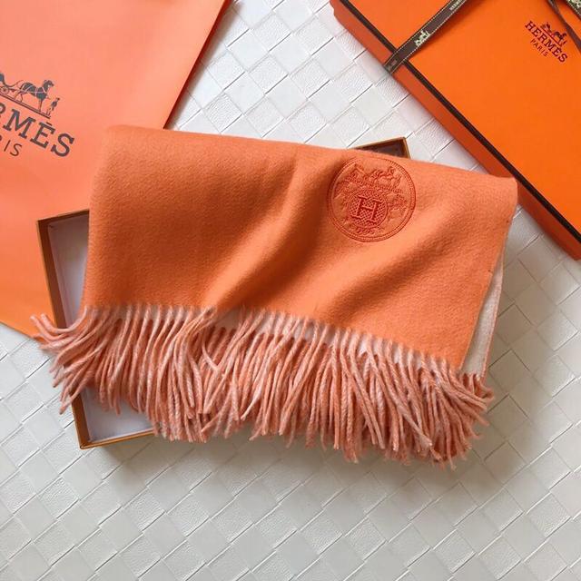 好就俗得很,盘点今年流行十大围巾奢侈品牌和