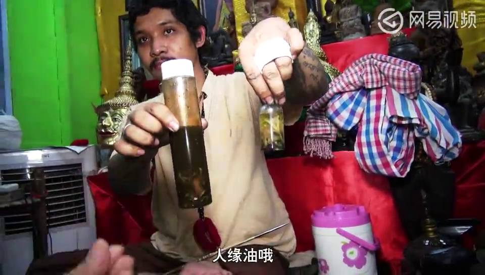 不可思议!居然用尸油给人纹身,这样的泰国就是不一样! 不可思议!居然用尸油给人纹身,这样的泰国就是不一样!