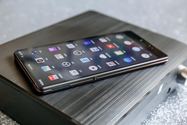 千元机用出幸福感,老罗的坚果3漂亮得真不像实