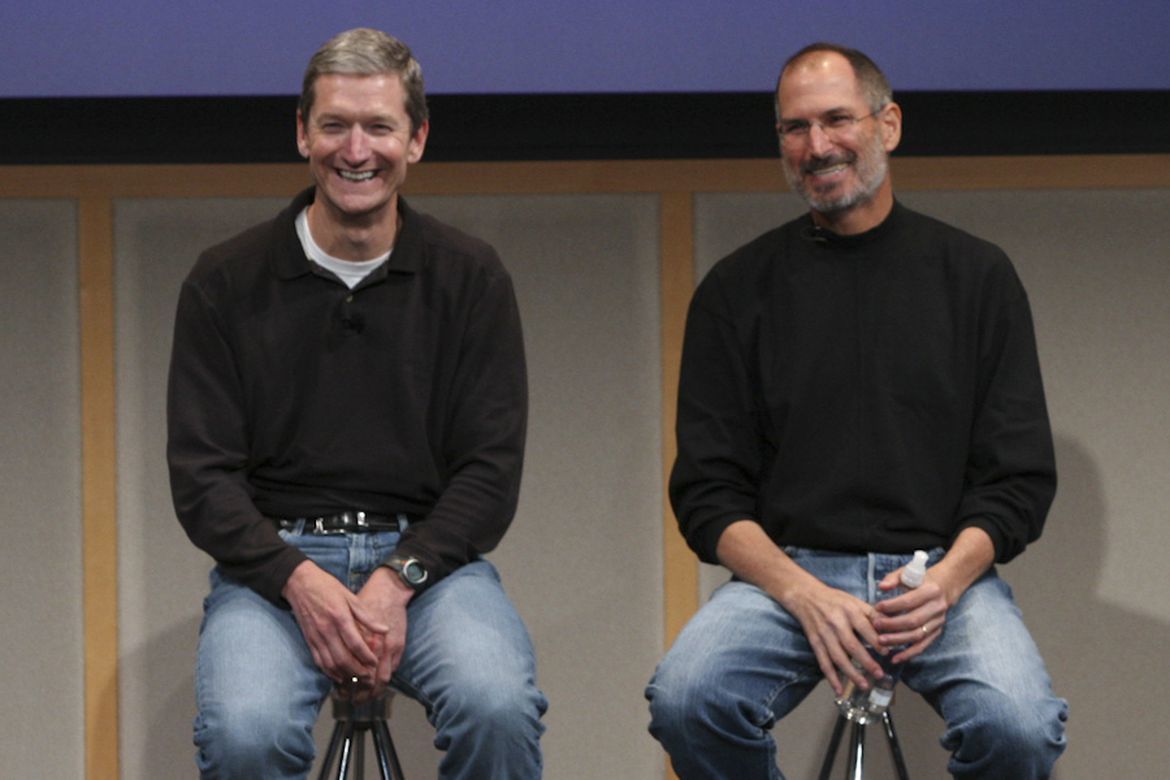 在2011年8月24日出任CEO后的5年里,蒂姆·库克(Tim Cook)在苹果身上打上了特别的烙印:成为比前任史蒂夫·乔布斯(Steve Jobs)更加积极的社会活动家,甚至在备受瞩目的数字隐私之争中勇于挑战美国政府。但在苹果产品方面,库克则采取保守的策略,现有的产品线(iPhone、iPad、Mac和Apple TV)都只有渐进式的变动。一大例外——库克时代最重大的新产品线——是Apple Watch。