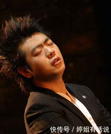 细数娱乐圈皇室后裔的明星,那英皇室全家福曝