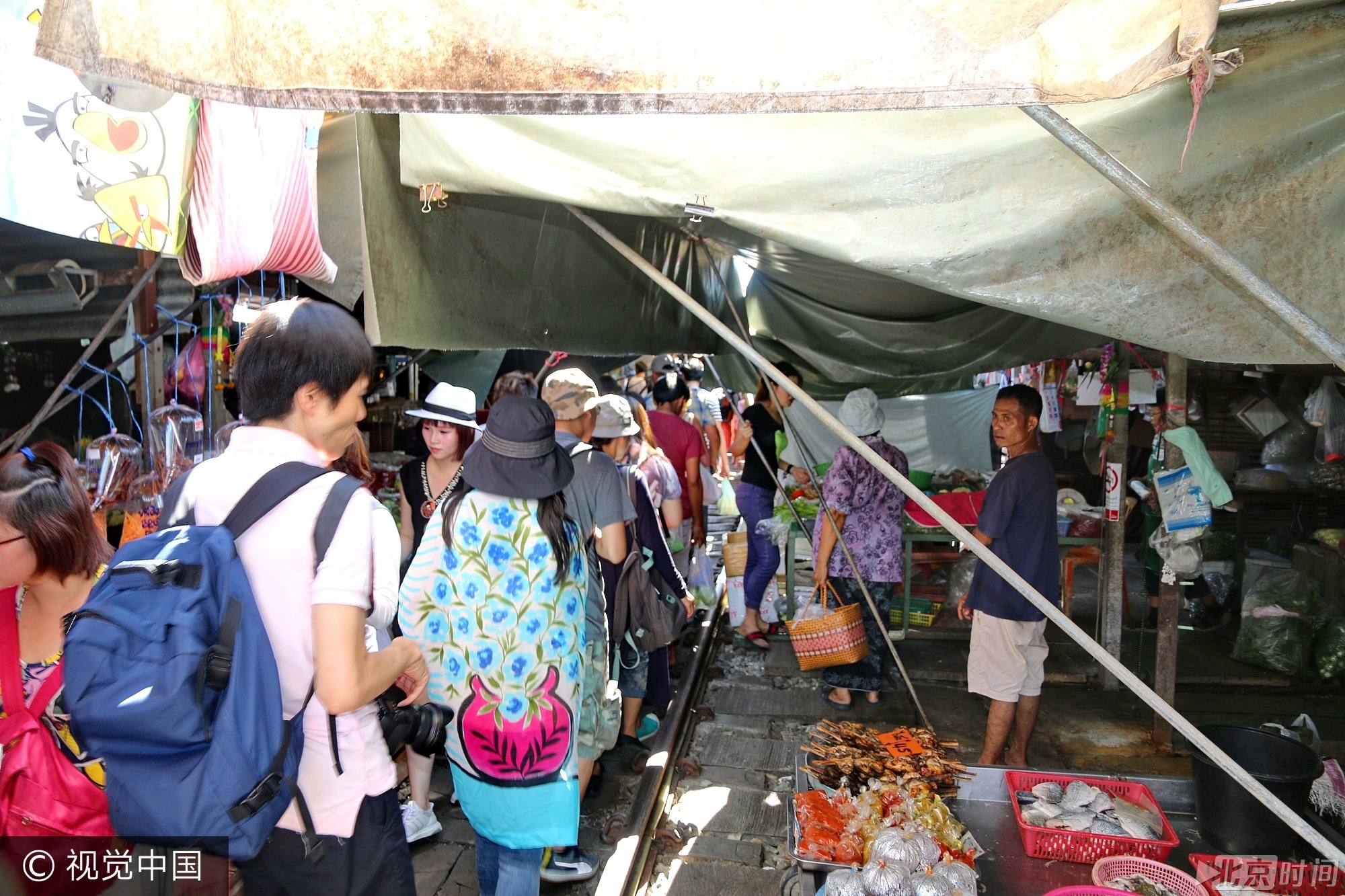 据悉：美功菜市场每天有8列火车经过，但开行多年来，从未出现过交通事故。目前，该菜市场已成为泰国一个知名的市井风情胜地。